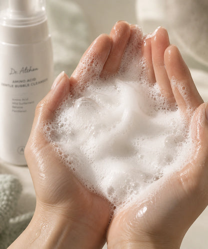 Puha tisztítóhab két tenyérben a Dr. Althea Amino Acid Gentle Bubble Cleanser használatához