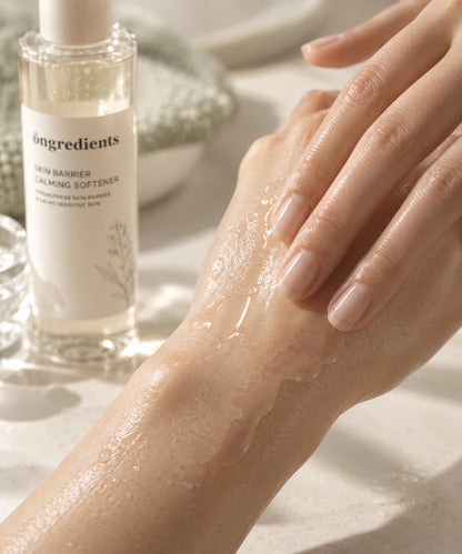Ongredients Skin Barrier Calming Softener vizes textúrájának felvitele kézfejre közeli beauty felvételen