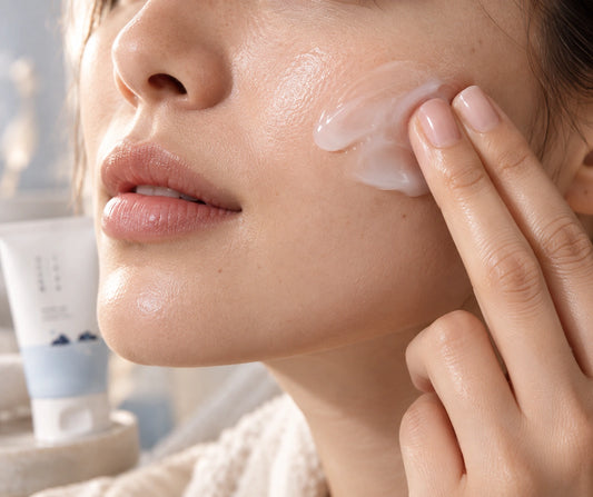 NUREVI Esti lezárás csomag NEEDLY, SKIN1004, Round Lab és COSRX termékekkel prémium beauty editorial kompozícióban