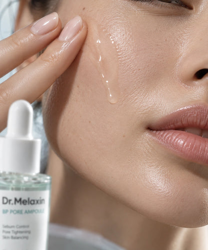 Dr. Melaxin BP Pore Ampoule áttetsző szérumának felvitele női arcbőrre közeli makrófotón