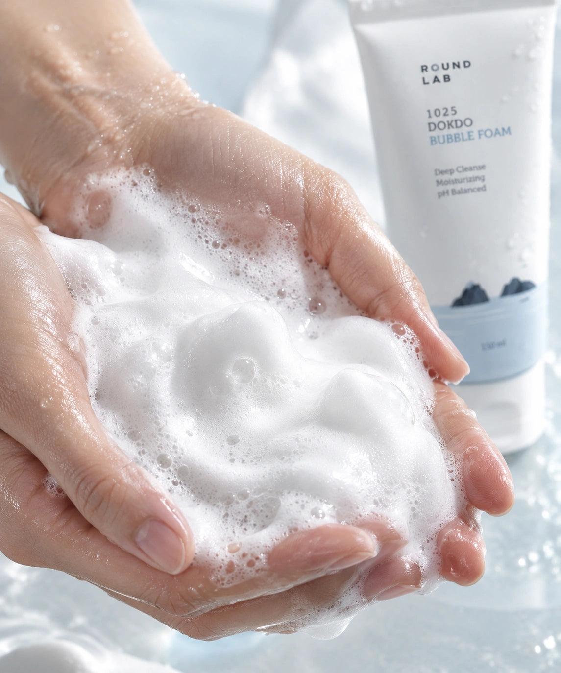 Round Lab 1025 Dokdo Bubble Foam puha tisztítóhab két női tenyérben közeli beauty makrófotón