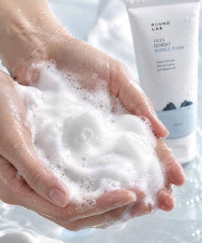 Round Lab 1025 Dokdo Bubble Foam puha tisztítóhab két női tenyérben közeli beauty makrófotón