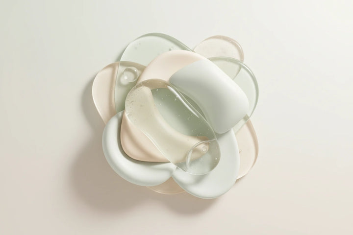 Hidratáló toner lépést jelképező nyugtató skincare editorial érzékeny bőrre
